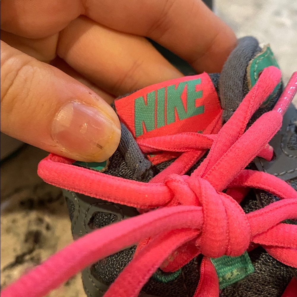 NIKE. Tennis shoes. - Picture 4 of 7